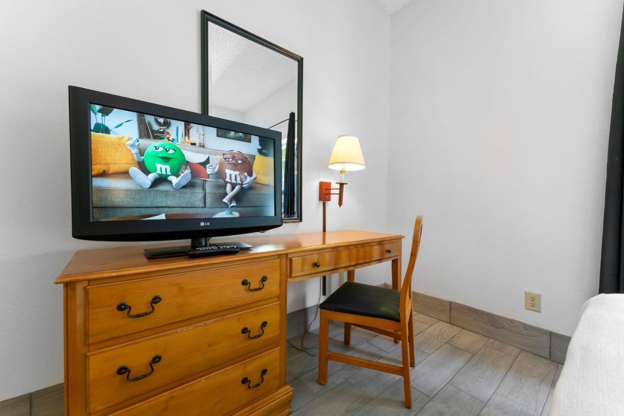 Upgraded 1 Bd 1 Ba 2 Queen Beds Apartment